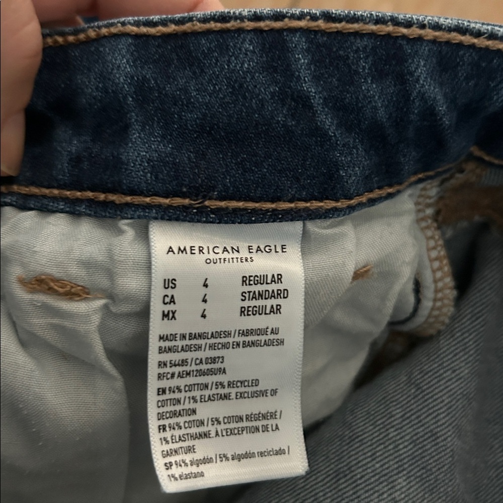 Like new - AMERICAN EAGLE Mom Jeans - Picture 3 of 13